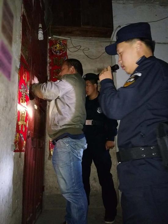 厦门粗心妈妈误将幼女锁家中 民警全城寻开锁师傅开门